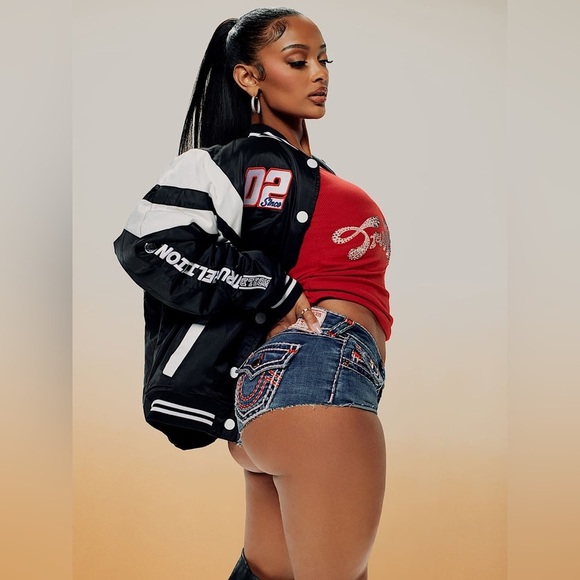 True Religion BEST SELLER
SPICY MID RISE SUPER T SHORT - Picture 2 of 11